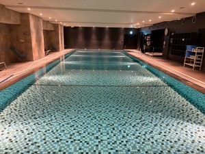 水中照明を取り換えました。より明るいプールをお楽しみください！